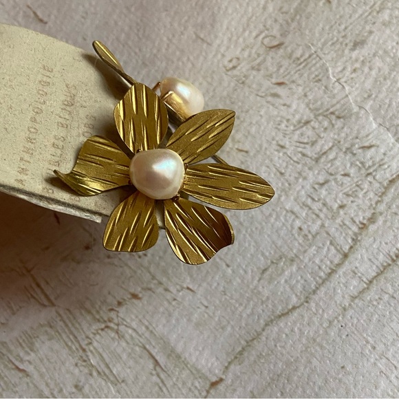Anthropologie Large Gold and Pearl Flower Earrings 🌼✨ - Picture 4 of 6